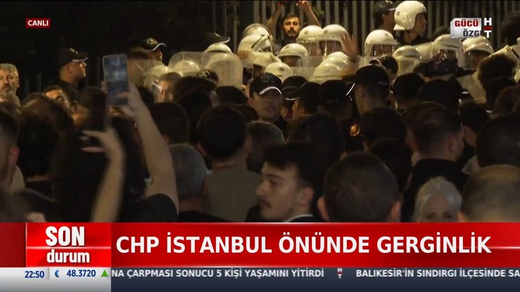 CHP İstanbul İl Başkanlığı'nın önünde gerginlik