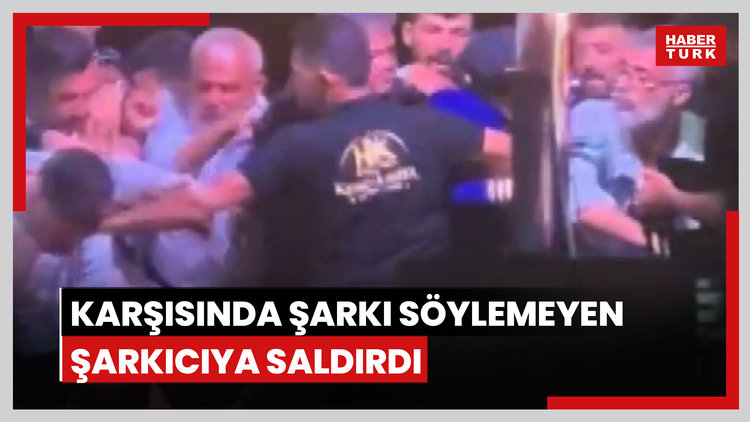 Karşısında şarkı söylemeyi reddeden şarkıcıya saldırdı