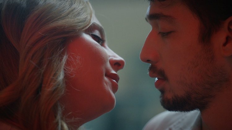 Aziz Uras ve Maral öpüşüyor!