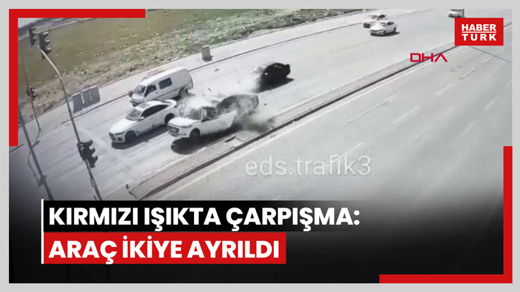Kırmızı ışıkta duran otomobil, aracın çarpması ile ikiye bölündü; kaza kamerada