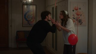 Aziz Uras, Maral'ın videosunu Seren'e gösterdi.