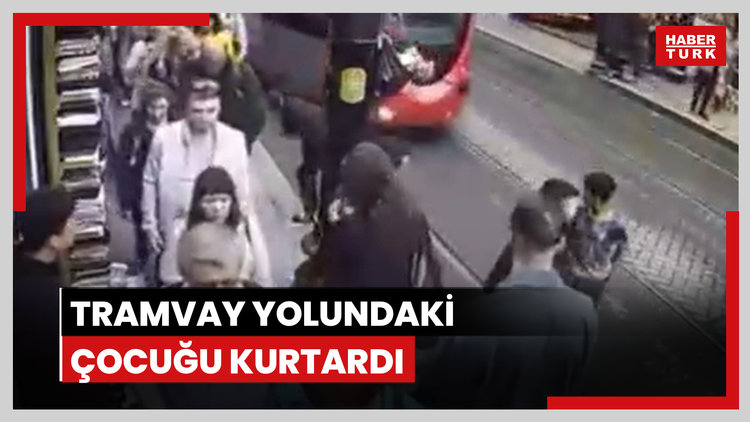 Tramvay yolundaki çocuğu olası kazadan kurtardı
