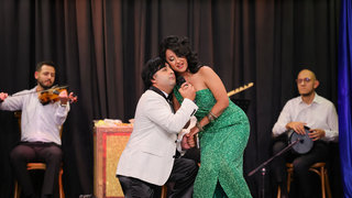 Hüseyin’in başı dışarıda bekleyen hayranlarla belada.