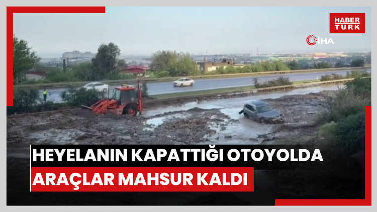 Heyelanın kapattığı otoyolda araçlar mahsur kaldı