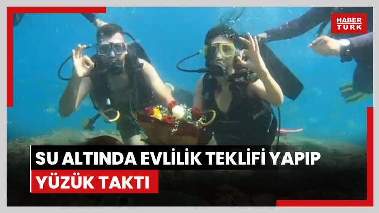 Su altında evlilik teklifi yapıp, yüzük taktı