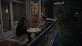 Seren, Bahar'la dertleşiyor.