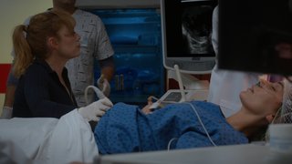 Bahar ve Evren, Naz'ın yanında.