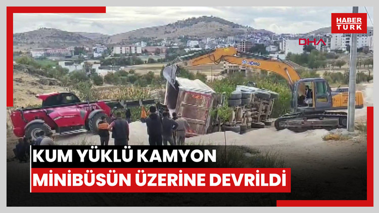 Kum yüklü kamyon minibüsün üzerine devrildi