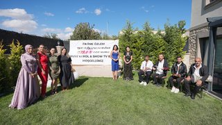 Özlem gelin, misafirlerini şarkı eşliğinde karşılıyor.