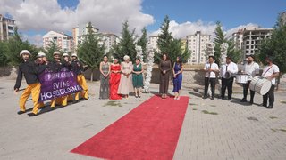 Melek gelinden eğlenceli karşılama...