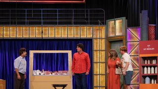 Mesut, Almanya’dan gelmiş ve eniştesinin şarküteri dükkanına ortak olmuştur.