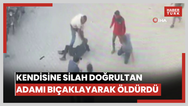 Dehşet anları kamerada...Kendisine silah doğrultan adamın üzerine yürüyüp bıçakla öldürdü