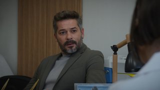 Çağlar, Rengin'in yanında.