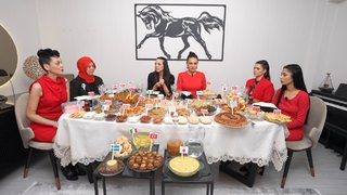 Her yemeğin üstünde ait olduğu ülkenin bayrağı var.