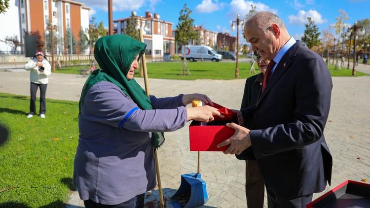 Düzce'de temizlik işçisinin Türk bayrağı hassasiyeti gönülleri ısıttı