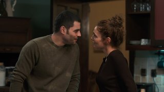 Reyhan, Timur'u merak ediyor. 