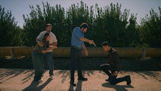 Ömer, Fatma'yı Bekir'den kurtarıyor.