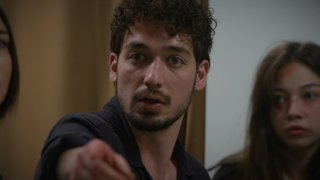 Aziz Uras sinirlerine hakim olamıyor.