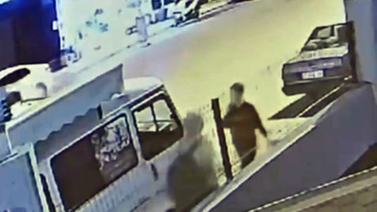 Alanya'da kaldırımda kadına saldıran şüpheli yakalandı