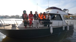 Gelinler balık tutuyor!