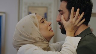 Demet, Firaz'la olan ilişkisini açıklıyor.