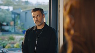 Ömer, Kıvılcım'ın yüzüne bakmıyor.