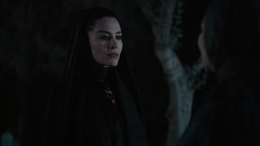 "Hangi sırlarla gömüldün?"