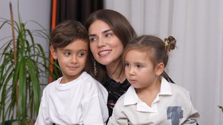 Buse Varol'un kızı ve oğlu Gelin Evi'nde. 