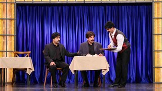 Hüseyin, ailesinin isteği üzerine kan davasını sürdürmek için Bilal’i de alıp düşmanının olduğu kebapçıya gider. 