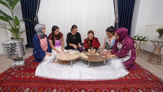 Gelinler Türkmen mantısı yapıyor!