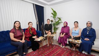 Türkmenistanlı Roza Akdeniz’in evine konuk olundu. 