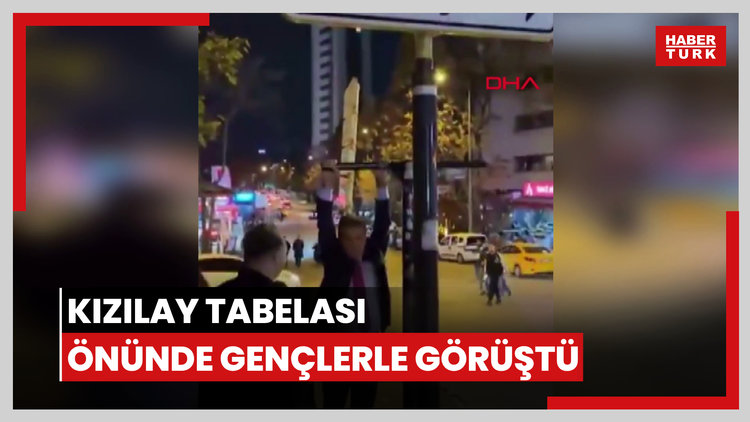 Mustafa Sarıgül, popüler olan Kızılay tabelası önünde gençlerle görüştü