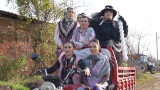 Misafirlerine köy hayatı ruhunu yaşatıyor!