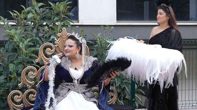 Diva kırmızı halıda şarkı söylüyor!