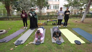 Misafirlerini açık havada spor aletleriyle karşıladı!