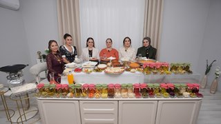 Ennur Aydın’ın evine konuk olunuyor. 