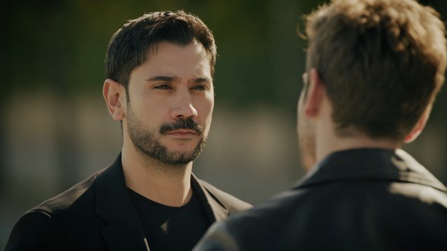 Efe, Emir'e çarpıyor!
