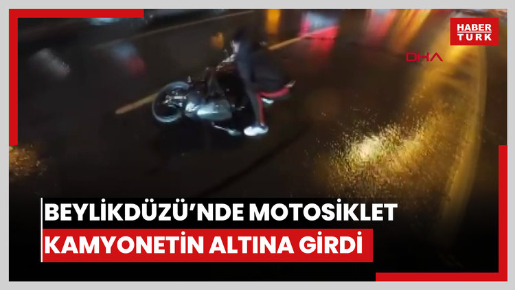 Beylikdüzü'nde yolda kayan motosikletin kamyonetin altına girdiği anlar kamerada