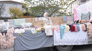 Nisanur gelin misafirlerini tıra serdiği çeyizlerle karşılıyor!