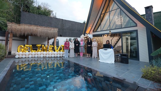 Havuz başında eğlenceli karşılama!