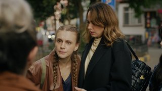 Çido, Aydan'ın yanında duruyor.