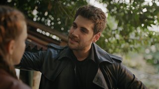 Efe, Çido'ya sorular soruyor.