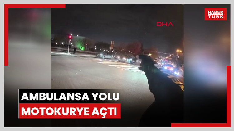 Trafikte kalan ambulansa yolu motokurye açtı; o anlar kamerada