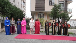 Ravza gelinden yöresel karşılama!