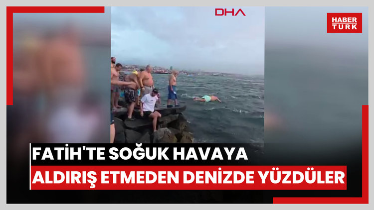 Fatih'te soğuk havaya aldırış etmeden denizde yüzdüler