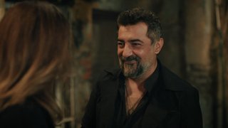 Tarık, Aydan'ın gönlünü almaya çalışıyor.