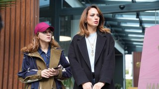 Alya’nın haberiyle yıkılan Aydan, Komiser Efe’nin sorgusunda vicdanıyla baş başa kalır. 