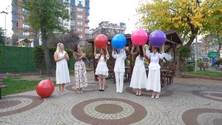 Balonların patlaması misafileri korkuttu.