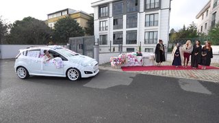 Havva gelin otomobiline dans ettiriyor!