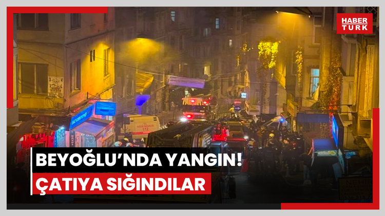 Beyoğlu'nda yangın! Çatıya sığındılar